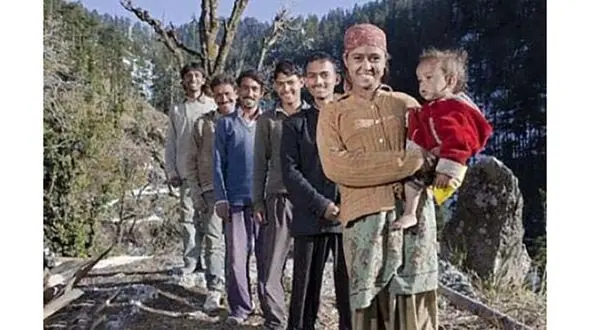 این زن با 5 شوهرش زندگی می کند ! + عکس شوک آور