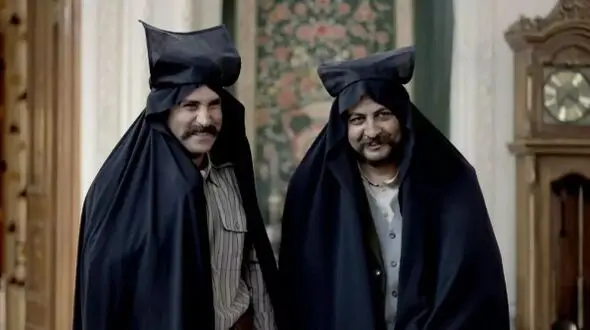 فیلم / هوتن شکیبا همان ترکِ شیرازی که سر راه دختر قشقایی سبز شد/ مجنونِ سینمای ایران با لهجه ترکی دل دختر مادر مرده را برد 