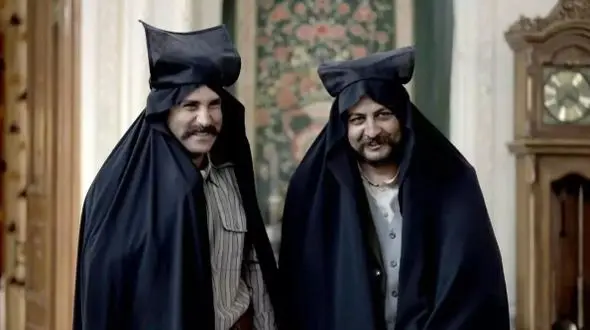 فیلم / هوتن شکیبا همان ترکِ شیرازی که سر راه دختر قشقایی سبز شد/ مجنونِ سینمای ایران با لهجه ترکی دل دختر مادر مرده را برد 