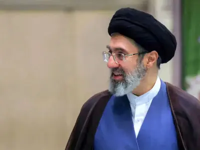 عکس / کفش  اسپورت آیت الله سیدمجتبی خامنه‌ای ! / مارک و برند کفش و قیمتش در بازار / سلیقه رهبری سوم در انتخاب کفش با عبا و قبایش را ببینید