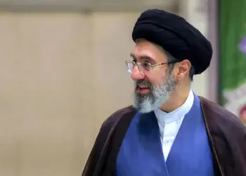 عکس / کفش  اسپورت آیت الله سیدمجتبی خامنه‌ای ! / مارک و برند کفش و قیمتش در بازار / سلیقه رهبری سوم در انتخاب کفش با عبا و قبایش را ببینید