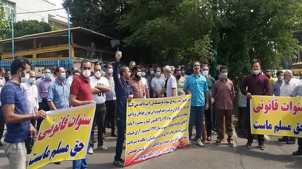 تجمع بازنشستگان اتوبوسرانی در دفتر اصلی شرکت واحد / اعتراض به بلاتکلیفی چهار ماهه در دریافت سنوات + فیلم 