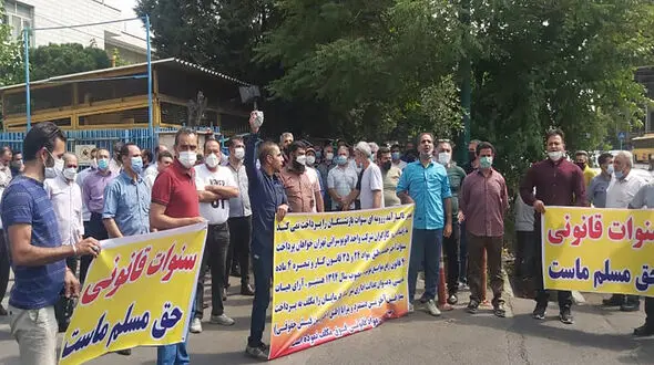 تجمع بازنشستگان اتوبوسرانی در دفتر اصلی شرکت واحد / اعتراض به بلاتکلیفی چهار ماهه در دریافت سنوات + فیلم 