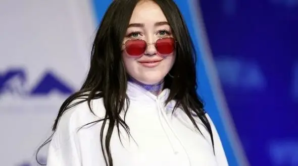 فروش اشک‌های خواننده زن /  قیمت پایه ۱۲ هزار دلار ! + عکس