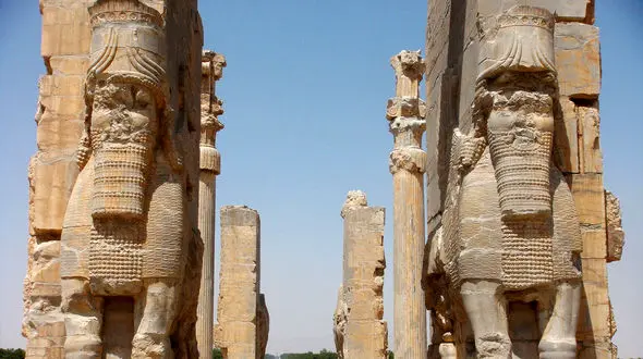 حمله وندالیست ها به آثار تاریخی ایران  + فیلم