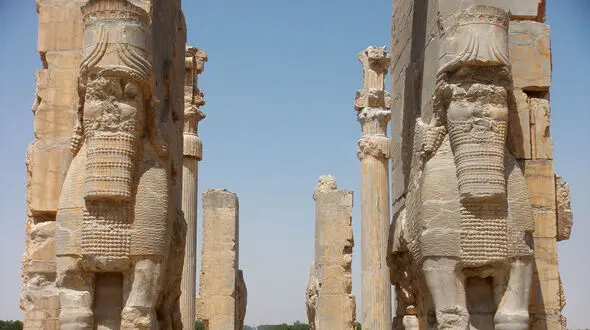 حمله وندالیست ها به آثار تاریخی ایران  + فیلم