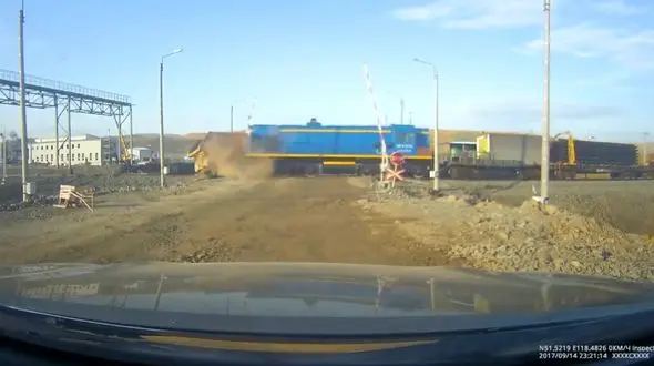 واژگونی کامیون پس از تصادف با قطار + فیلم