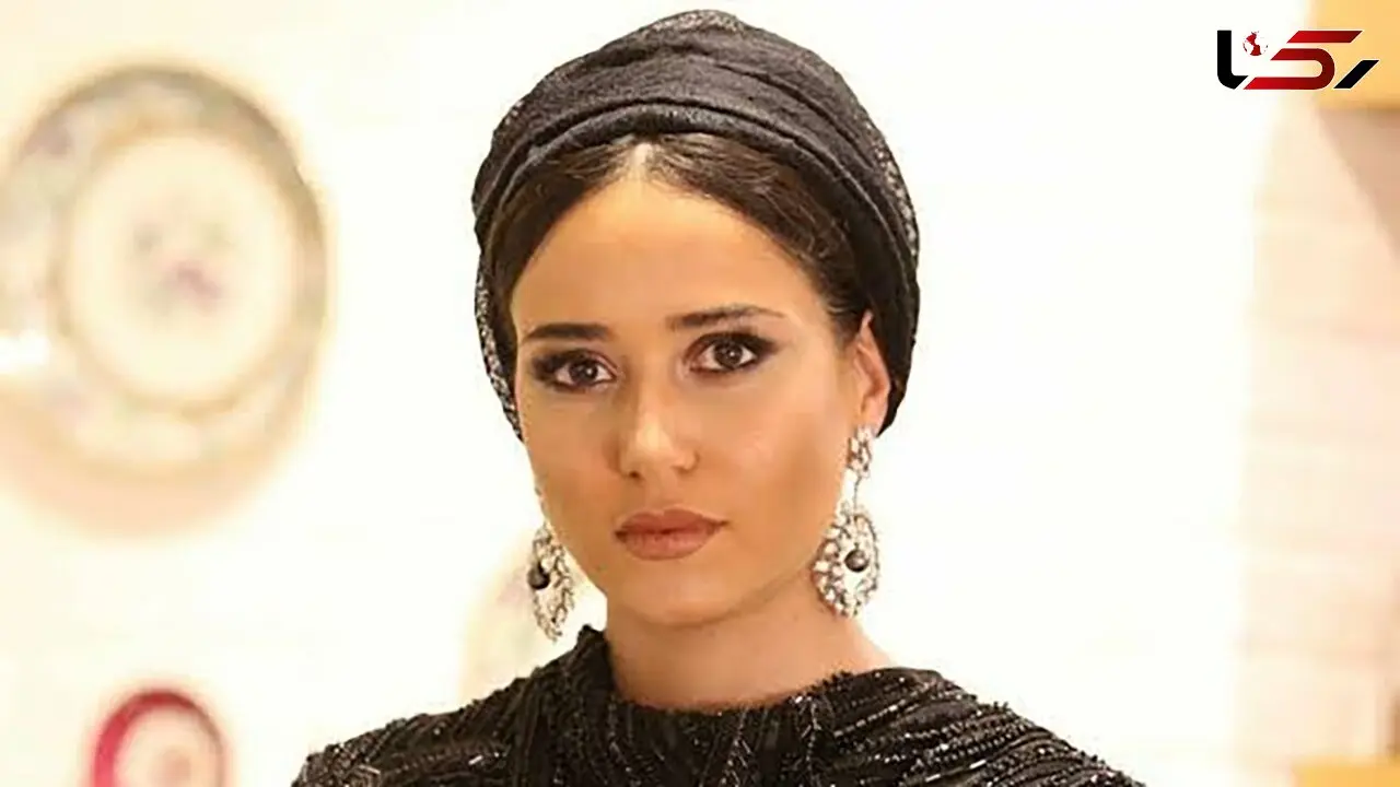 فیلم حضور جگرسوز و تلخ شبانه پریناز ایزدیار در خانه ابدی پدر جوانش/ من مانده‌ام تنهای تنها/ روحش شاد 