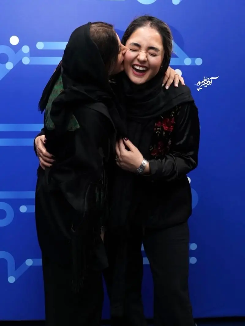 نرگس محمدی به همراه همسرش علی اوجی و فریبا نادری در جشنواره فیلم شهر