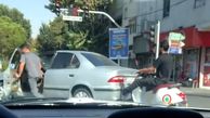 ببینید / اقدام عجیب راننده موتور وسپا / هل دادن سمند با پا در تهران + فیلم