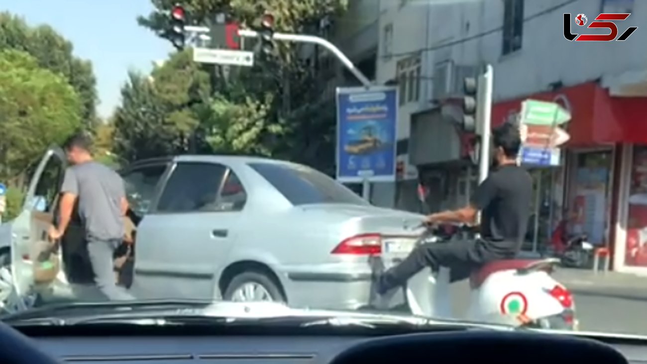 ببینید / اقدام عجیب راننده موتور وسپا / هل دادن سمند با پا در تهران + فیلم