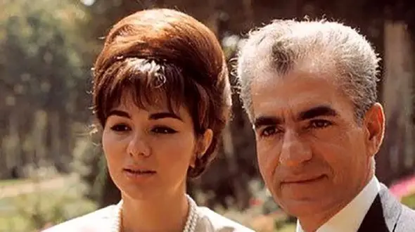 عکس  سفر به ایام قدیم /  فخر فروشی فرح پهلوی در لباس عروس و هدیه لوکس در قالب پرنده ...