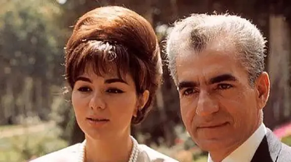 عکس  سفر به ایام قدیم /  فخر فروشی فرح پهلوی در لباس عروس و هدیه لوکس در قالب پرنده ...