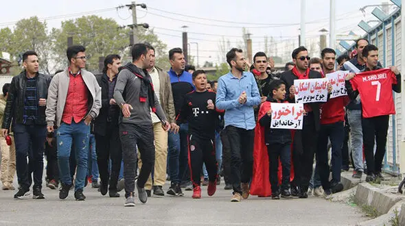 دلجویی هواداران تراکتور از اشکان و مسعود+عکس