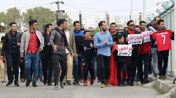 دلجویی هواداران تراکتور از اشکان و مسعود+عکس