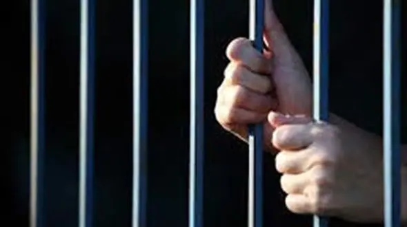 زهرا کوچولو آغوش پدر را می خواهد! / مرد زندانی هرشب اشک می ریزد!