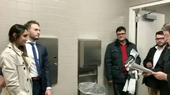 اقدام عجیب  زن و مرد جوان در توالت زنانه! + عکس