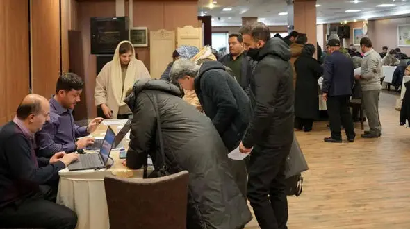 عکس تعهدنامه برای نیم ساعت استفاده از اینترنت آزاد / تجار در صف شلوغ