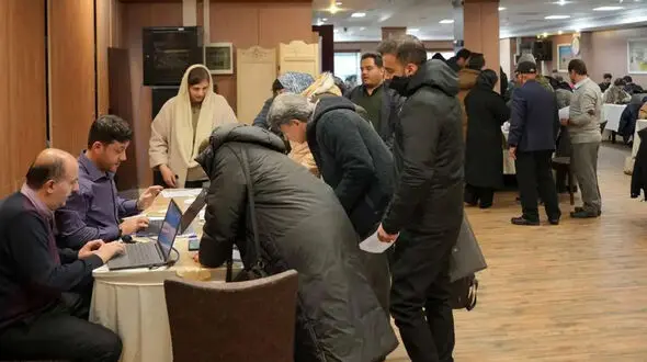 عکس تعهدنامه برای نیم ساعت استفاده از اینترنت آزاد / تجار در صف شلوغ
