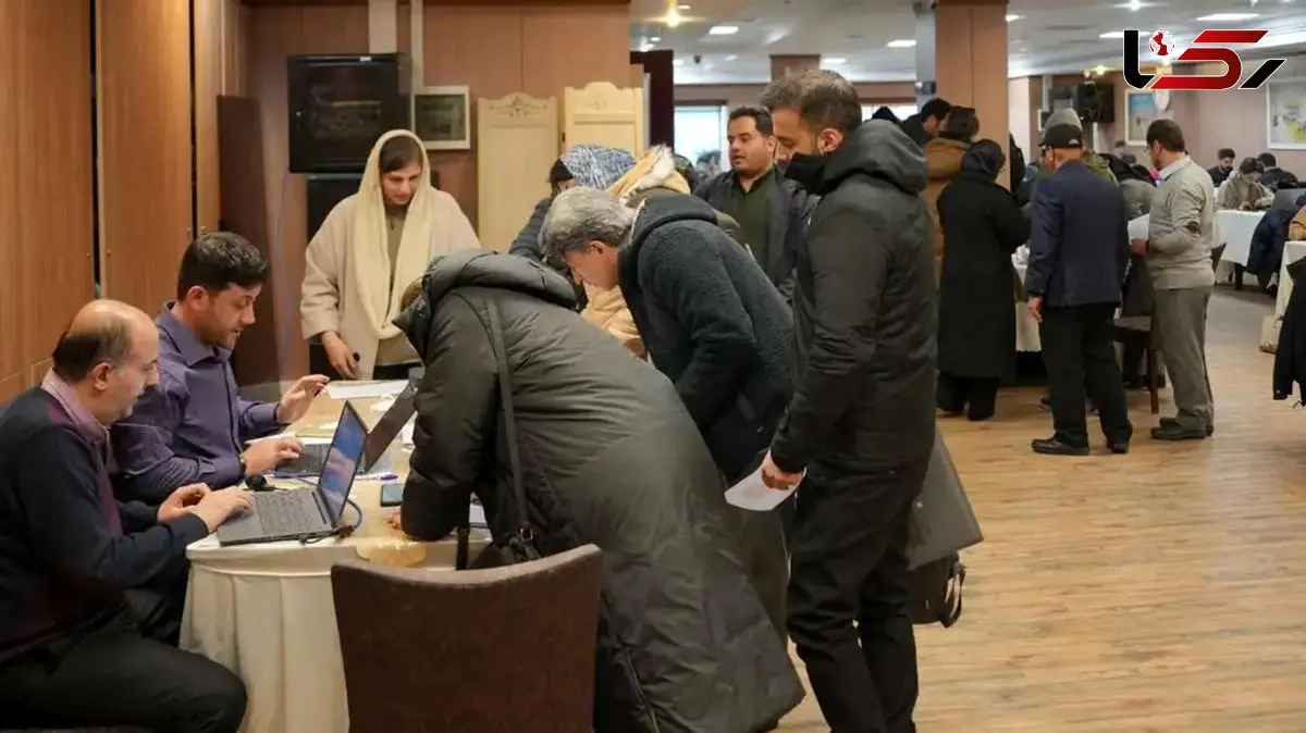 عکس تعهدنامه برای نیم ساعت استفاده از اینترنت آزاد / تجار در صف شلوغ