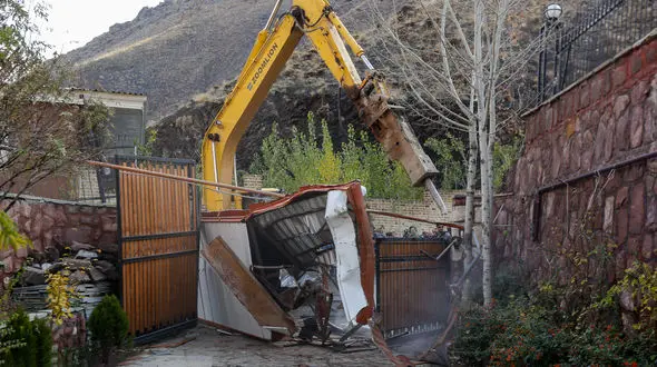 تخریب تالار بزرگی که به صورت غیرمجاز در شهریار ساخته شده بود