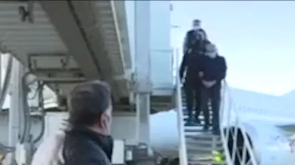 فیلم لحظه بازگرداندن مجرم فراری از خارج در فرودگاه امام+ گفتگو با مرد 20 هزار میلیارد تومانی