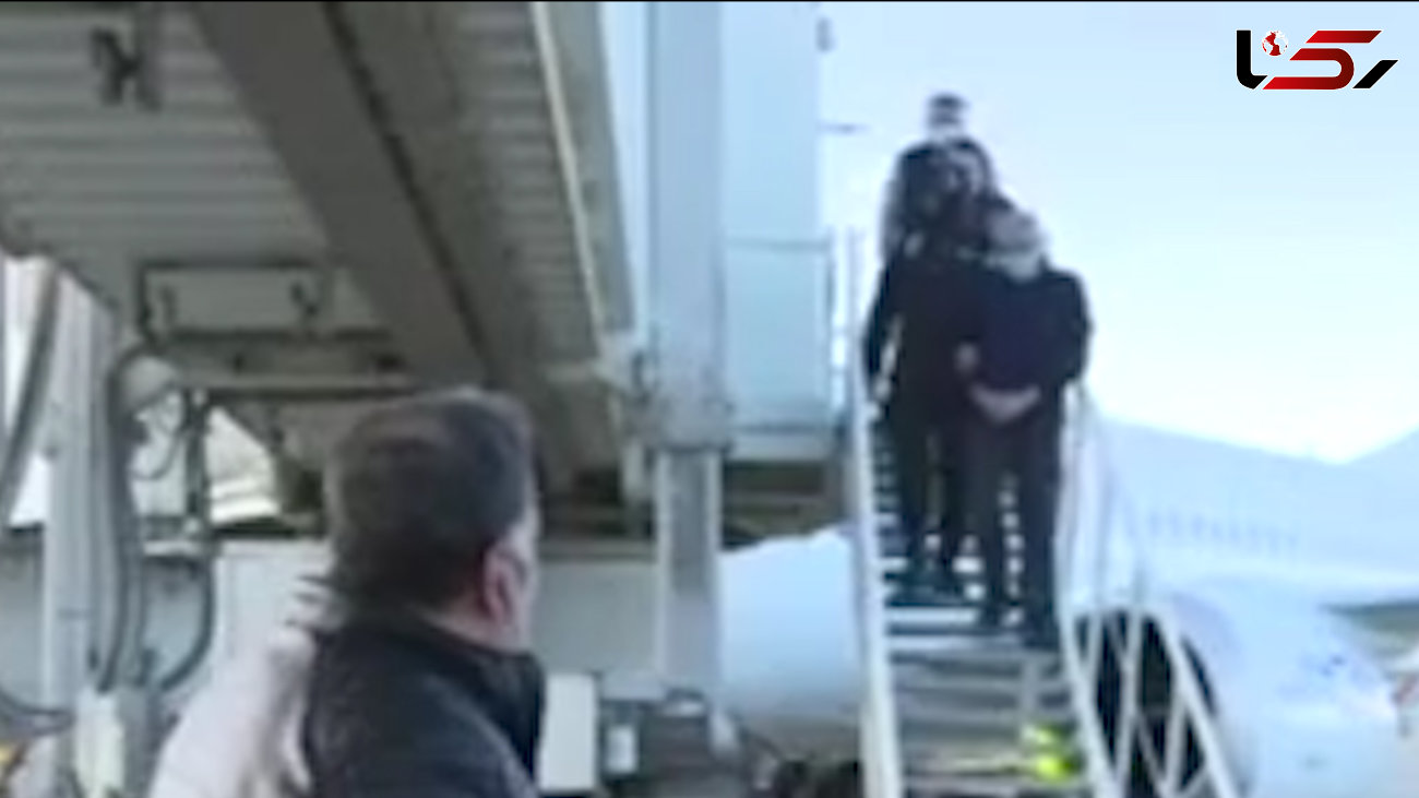 فیلم لحظه بازگرداندن مجرم فراری از خارج در فرودگاه امام+ گفتگو با مرد 20 هزار میلیارد تومانی
