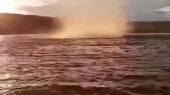 ببینید / لحظه عجیب و زیبا از چرخش آبراهه بر فراز رودخانه + فیلم