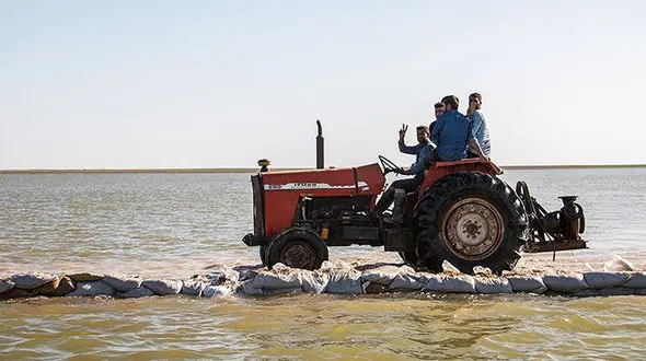 سیلاب راه ارتباطی بیش از ۲۰ روستا در جیرفت و عنبرآباد را مسدود کرد