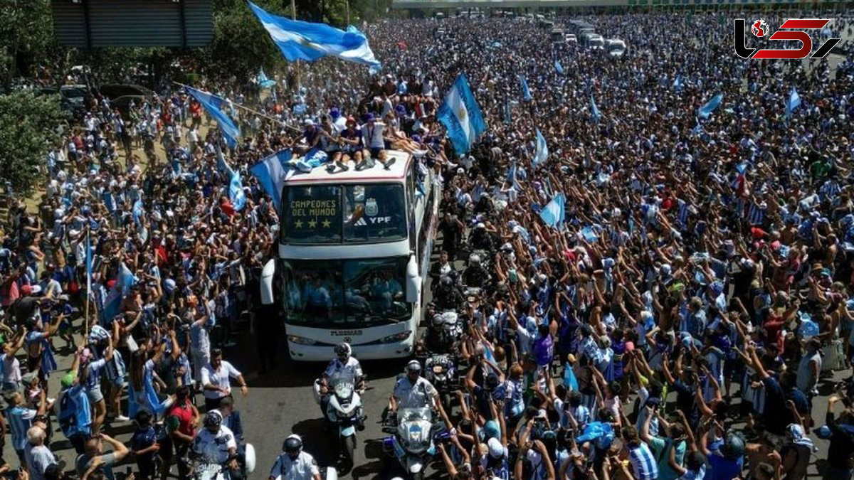 فیلم هولناک از سقوط 2 هوادار آرژانتینی از پل در جشن قهرمانی