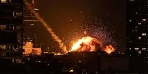 فیلمی از شلیک موجی موشک‌ها به‌سمت اهداف دشمن