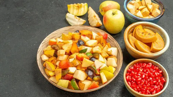 یک کاسه پر از پاییز؛ طرز تهیه سالاد میوه با میوه‌ های فصل