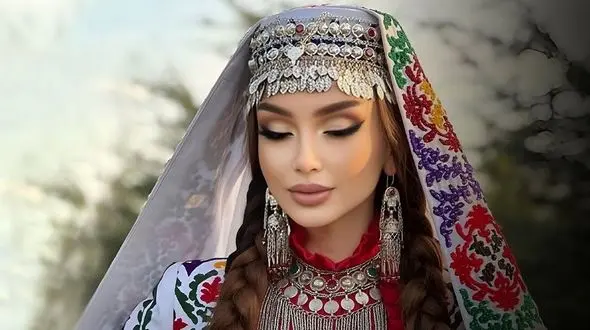 رونمایی طراح تاجیکی از مجموعه‌ی «شاهنامه»: بازآفرینی اسطوره‌ها در مد معاصر و زیبایی  زنان ایرانی