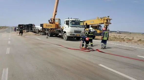 واژگونی وحشتناک تریلی حمل گاز مایع در اتوبان قم-گرمسار + عکس 