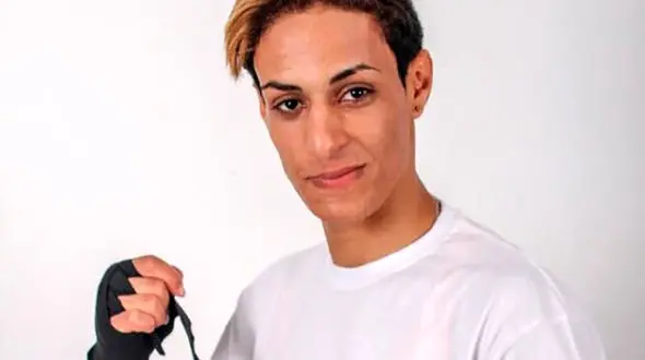 فریاد های بوکسور خبرساز الجزایری بعد از صعود به نیمه نهایی : من یک زن هستم!