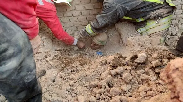 عکسی هولناک از نجات مردی که زنده زنده دفن شده بود / در سبزوار رخ داد