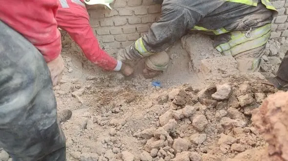 عکسی هولناک از نجات مردی که زنده زنده دفن شده بود / در سبزوار رخ داد