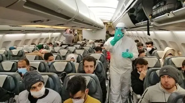 مردم از ما نترسند ؛ ما نه مریضیم نه آقازاده ! / دانشجویان ایرانی وارد ایران شدند +تصاویر