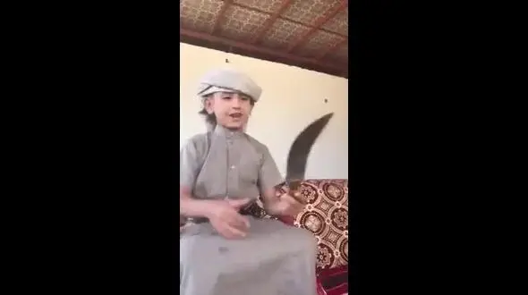 فیلمی تکان دهنده از کودکی که با چاقو معلمان زن را تهدید می کند