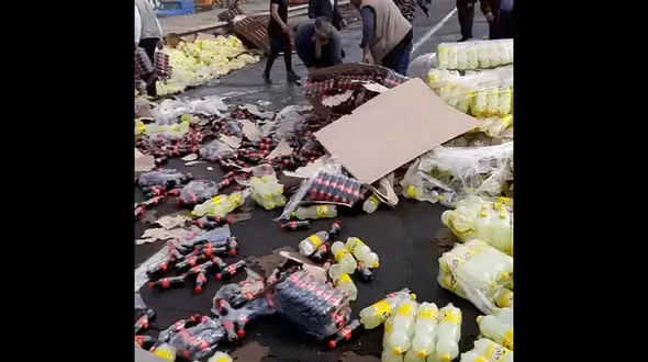 نوشابه‌ها خیابان را پر کردند/ تریلی باعث بروز اختلال در ترافیک شد