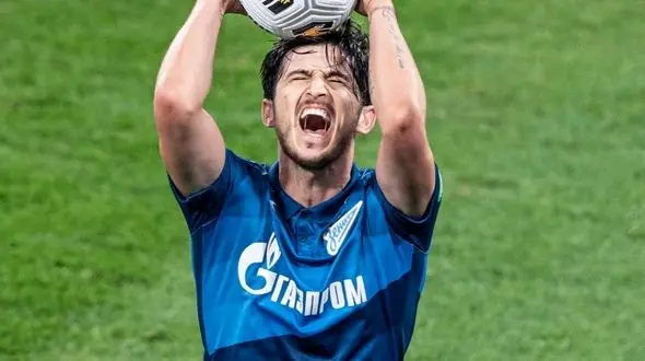 آتش بازی دردسرساز تماشاگران روس در حضور آزمون + فیلم