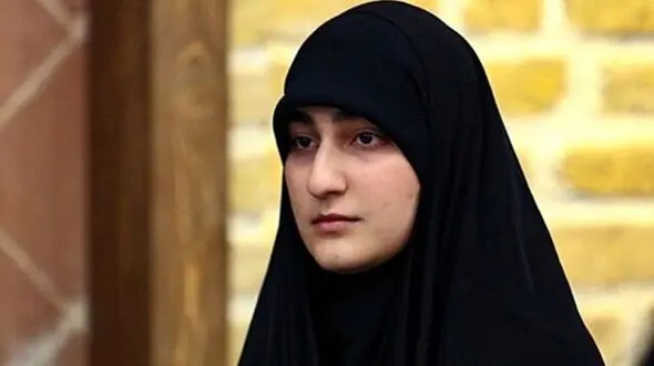 عکسی از دختر سردار سلیمانی در حال سینه‌زنی 