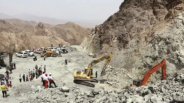 دستور به موقع فرماندار جان 20 امدادگر را نجات داد / فاجعه ای که در کمین معدن کرومیت بود + عکس