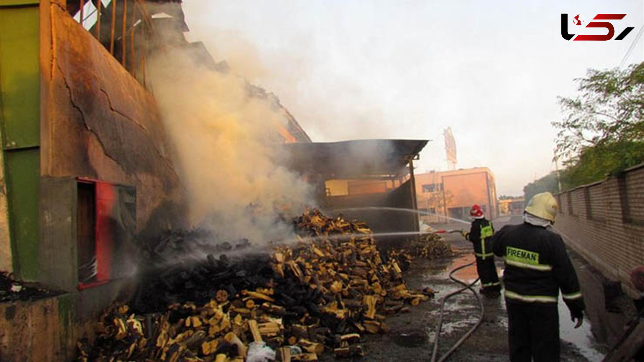  آتش‌سوزی در کارخانه زغال  کاشان+ عکس