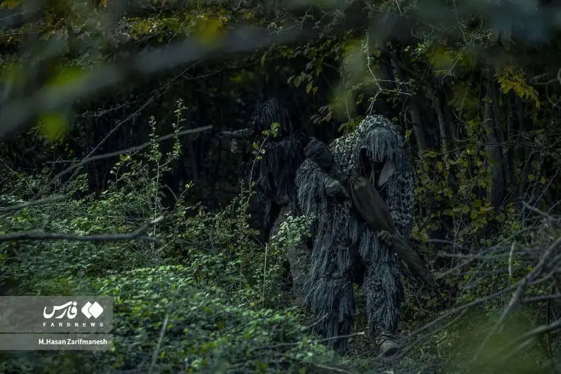 تمرین و آموزش های تخصصی رزم در جنگل توسط بسیجیان یگان ویژه فاتحین تهران بزرگ در جنگل‌های شمال کشور