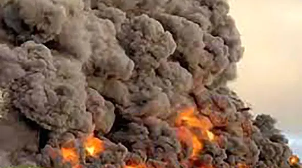 فیلم باورنکردنی از آتش زدن یک پمپ بنزین توسط زن دیوانه / ببینید