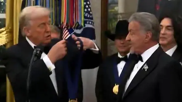 فیلم اهدای مدال کندی به سیلوستر استالونه توسط ترامپ