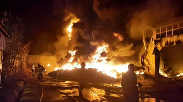 آتش سوزی هولناک در شهرک صنعتی لیای قزوین / 2 سوله لاستیک از بین رفت + عکس و فیلم