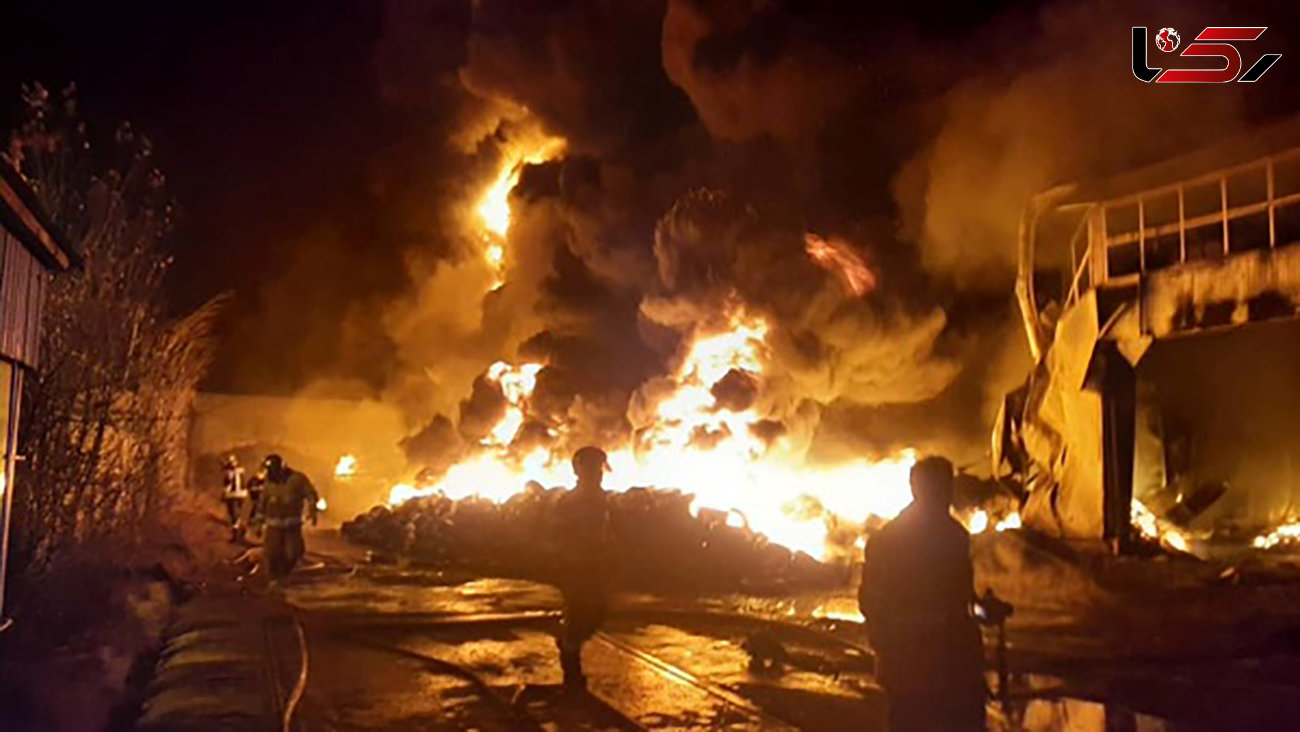 آتش سوزی هولناک در شهرک صنعتی لیای قزوین / 2 سوله لاستیک از بین رفت + عکس و فیلم