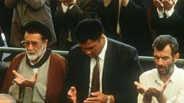 محمد علی کلی در صف نماز جمعه تهران+ عکس